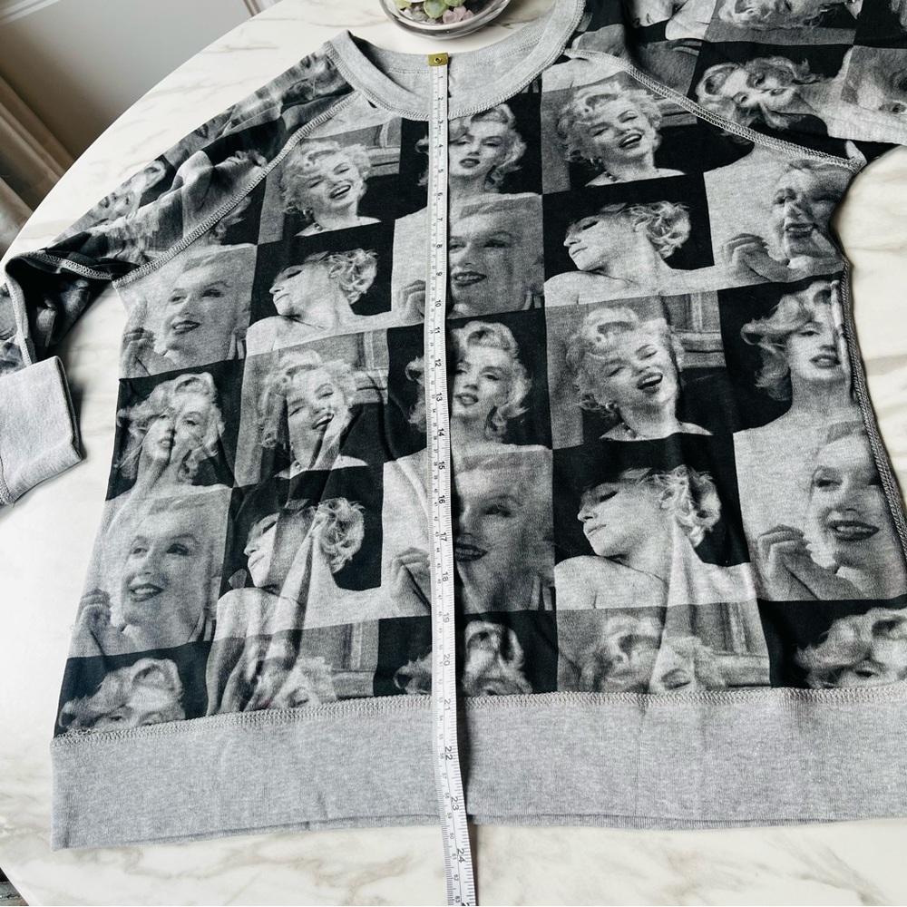 Marilyn Monroe All Over Print Reversible Crewneck Women’s Sweatshirt Size Large - Picture 4 of 9